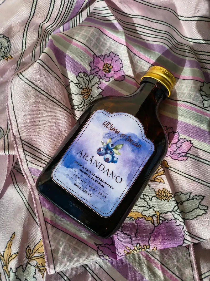 Licor artesanal de arándanos de Última Estación visto de costado, con la etiqueta a la vista
