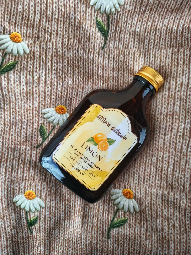 Licor artesanal de limón de Última Estación en vista lateral, con la etiqueta a la vista