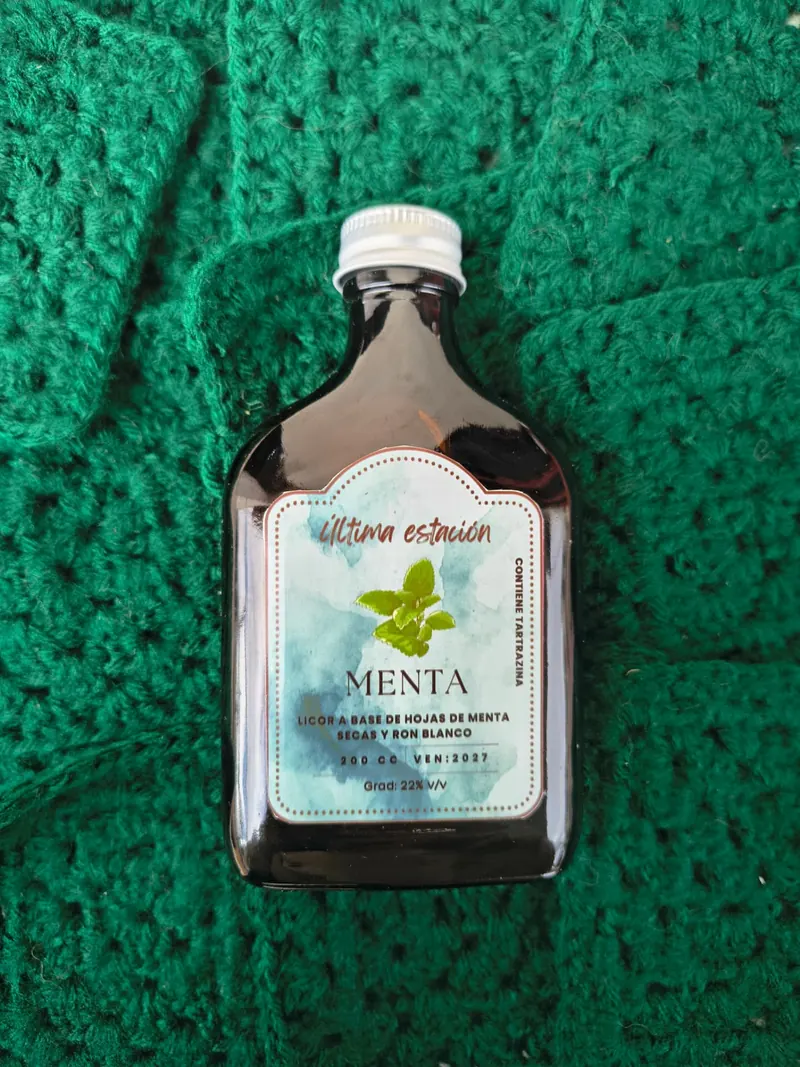Licor artesanal de menta de Última Estación en vista lateral, con la etiqueta a la vista