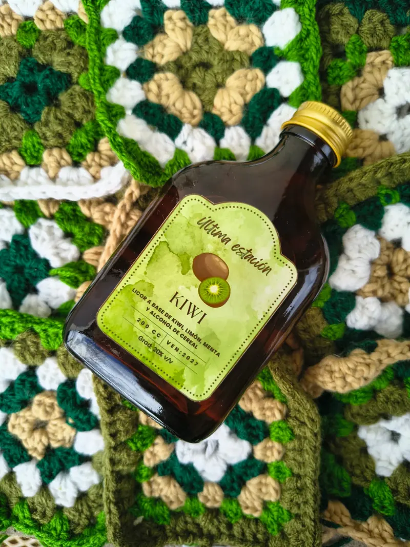 Licor artesanal de kiwi de Última Estación en vista lateral, con la etiqueta a la vista