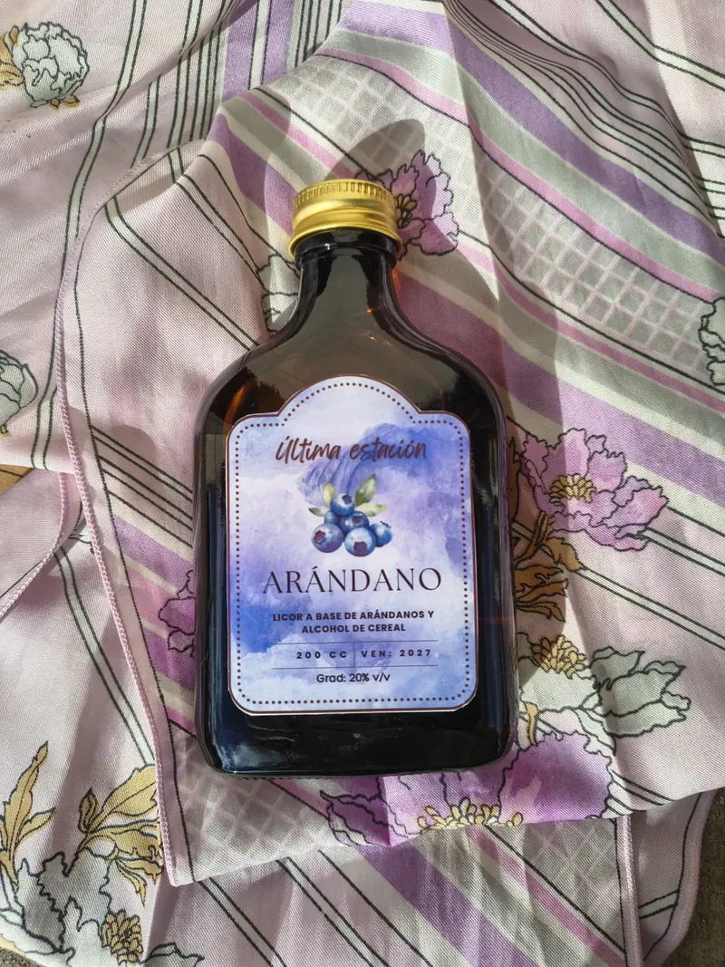 Botella de licor artesanal de arándanos de Última Estación, elaborado con frutos seleccionados