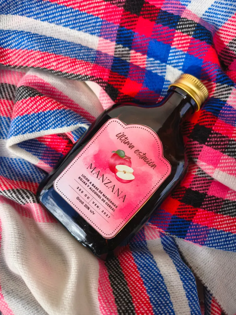 Licor artesanal de manzana de Última Estación en vista lateral, con la etiqueta a la vista