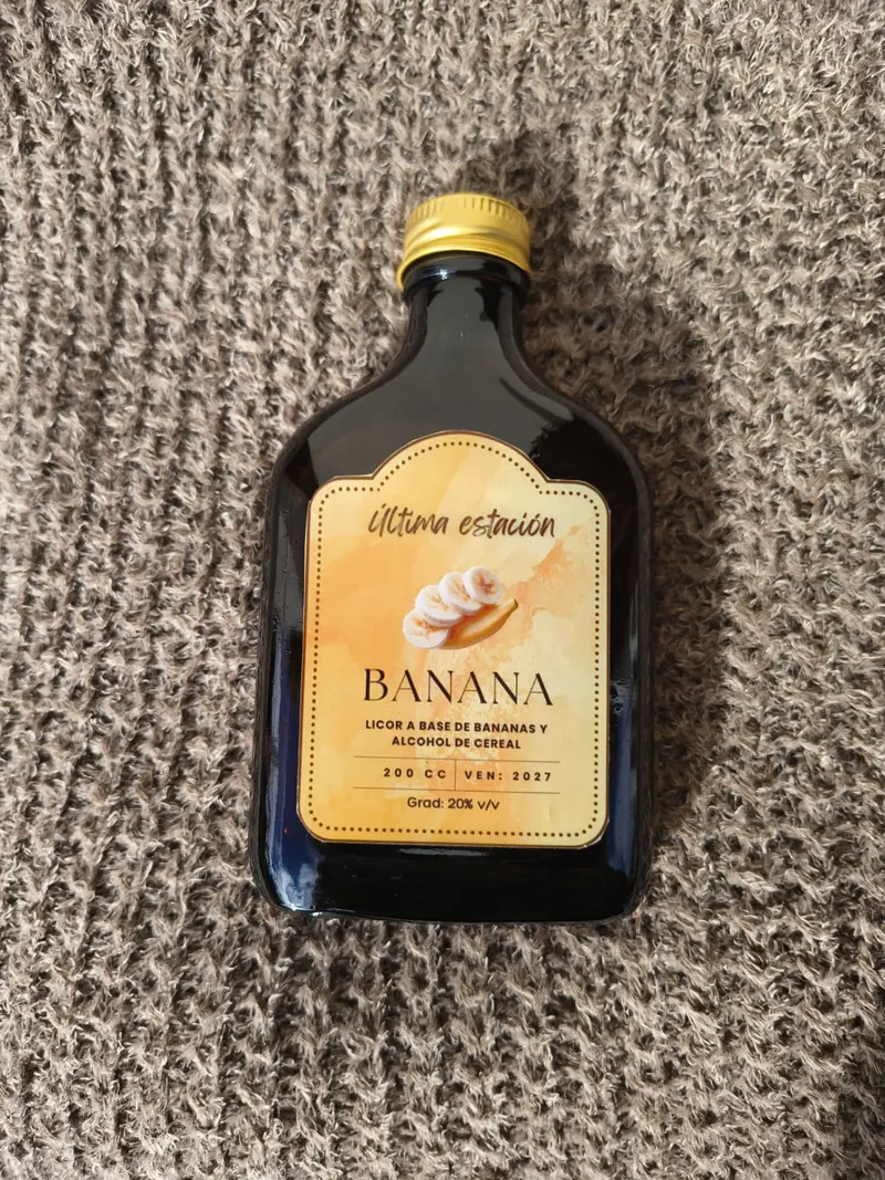 Botella de licor artesanal de banana de Última Estación, elaborado con banana madura