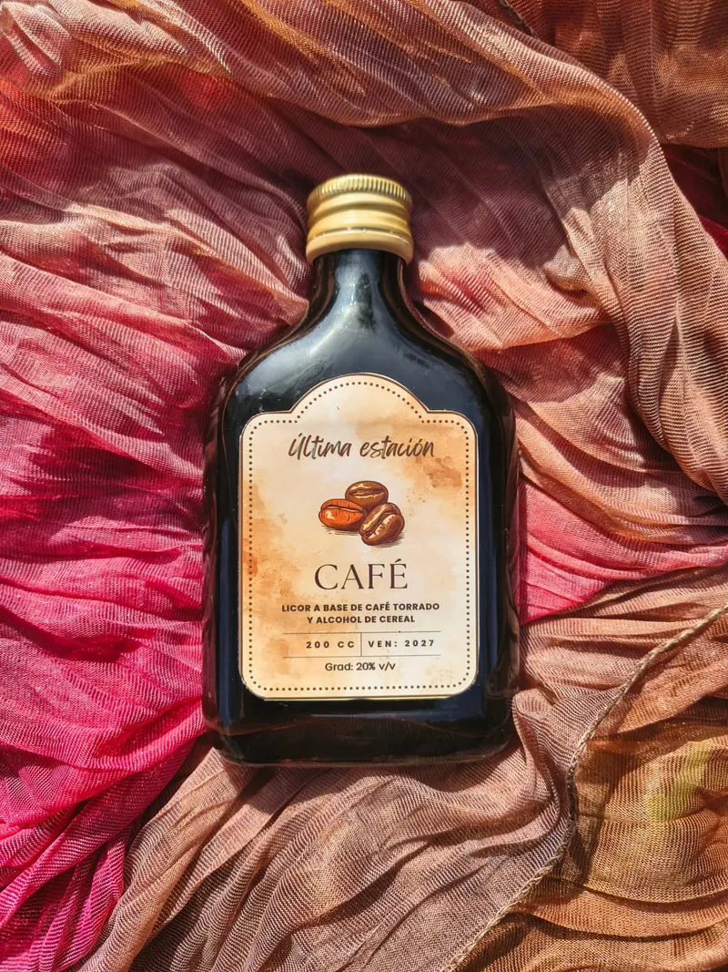 Botella de licor artesanal de café de Última Estación, con notas de canela y vainilla