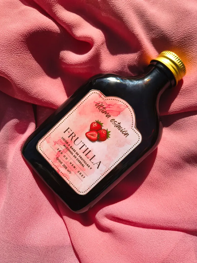 Licor artesanal de frutilla de Última Estación en vista lateral, con la etiqueta a la vista