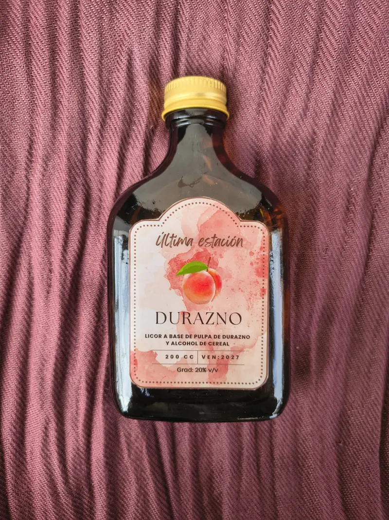 Botella de licor artesanal de durazno de Última Estación, hecho con pulpa de fruta fresca